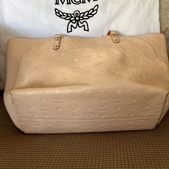 MCM Kira Shopper in color Bisque - Picture 3 of 12
